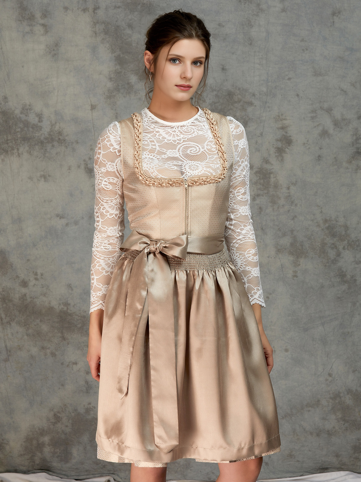 Modernes Dirndl mit grünem Muster