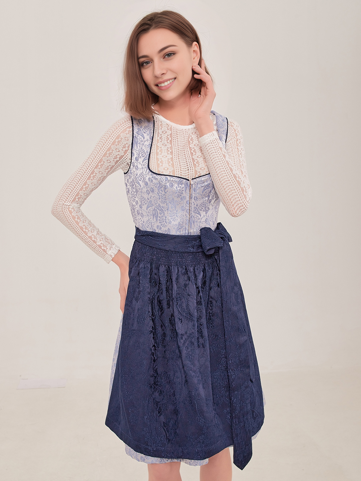 Dirndl mit Blumen in Blau