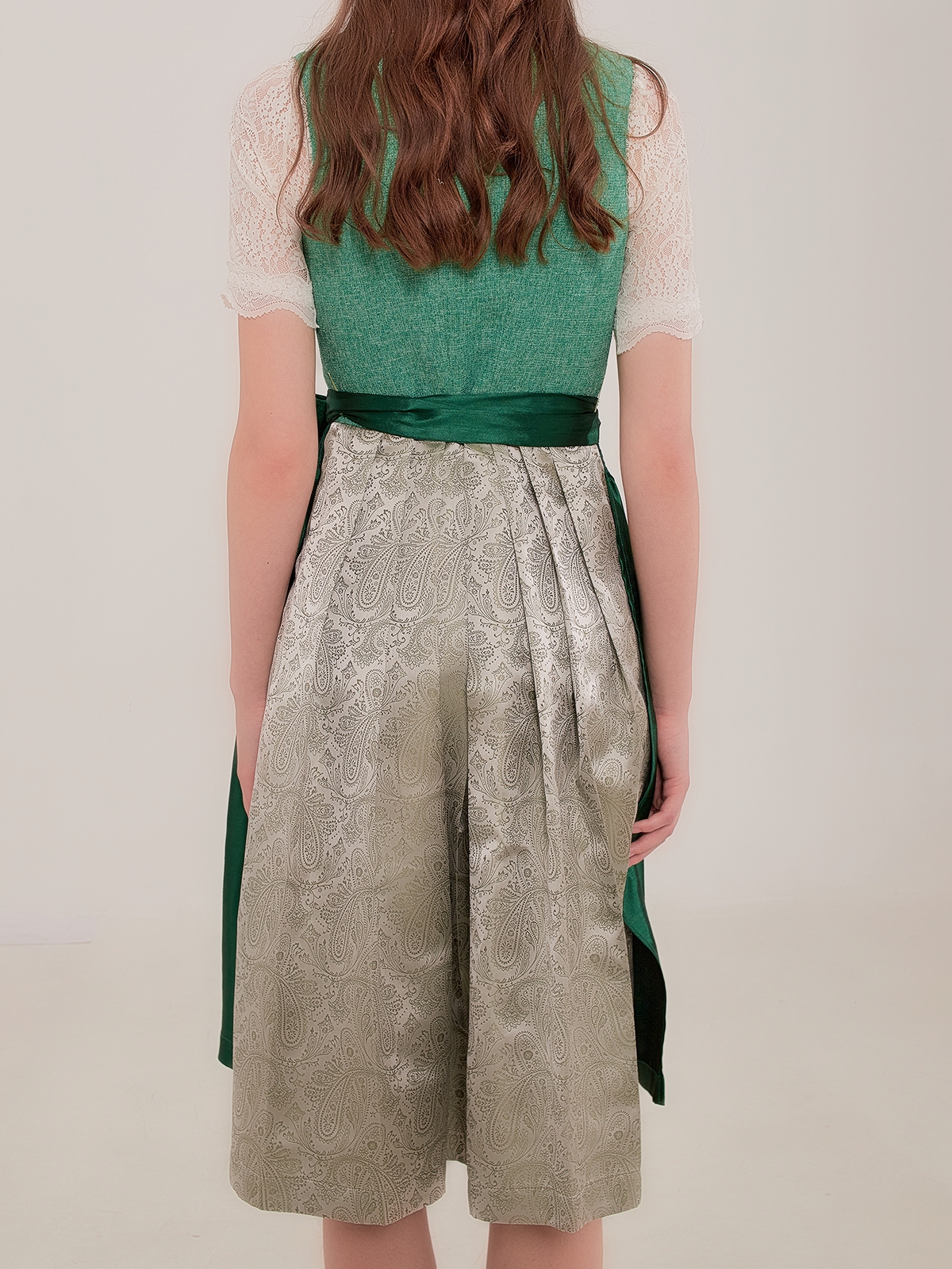 Dirndl in Blau mit traditionellem Schnitt