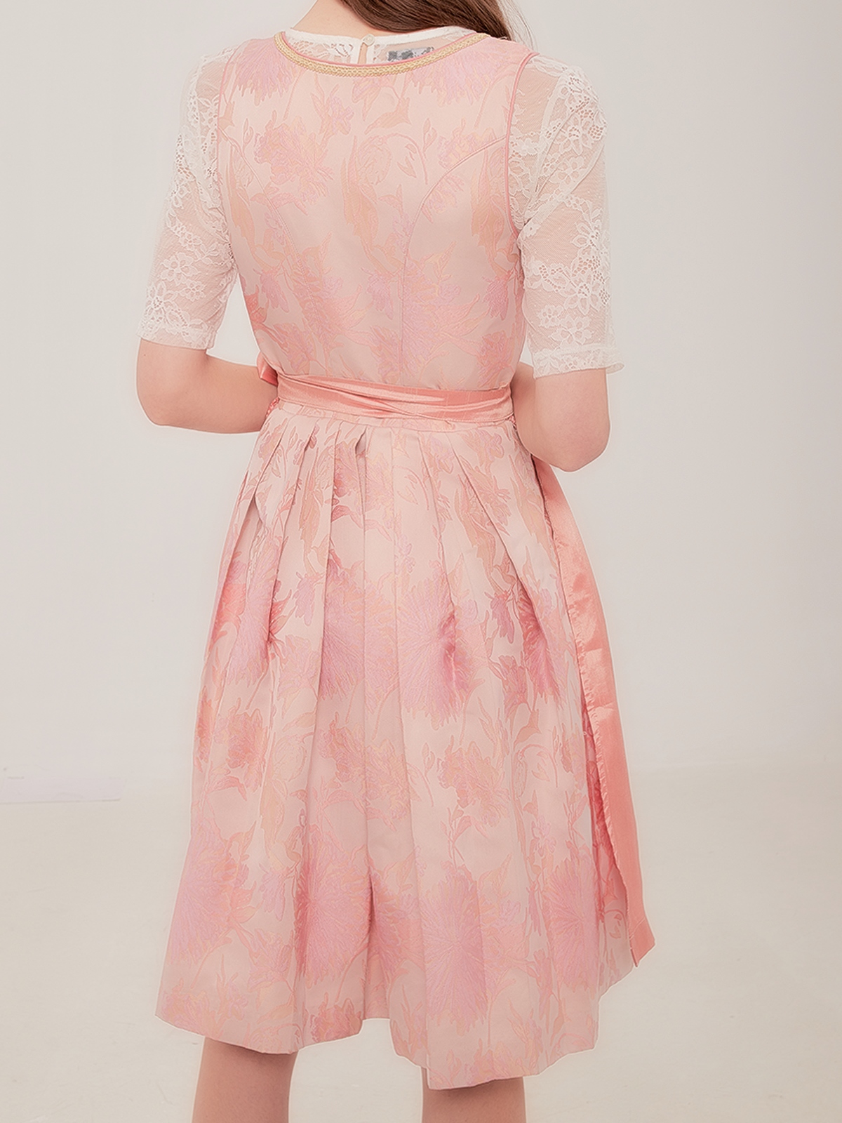 Dirndl mit rosa Bluse und Langarm