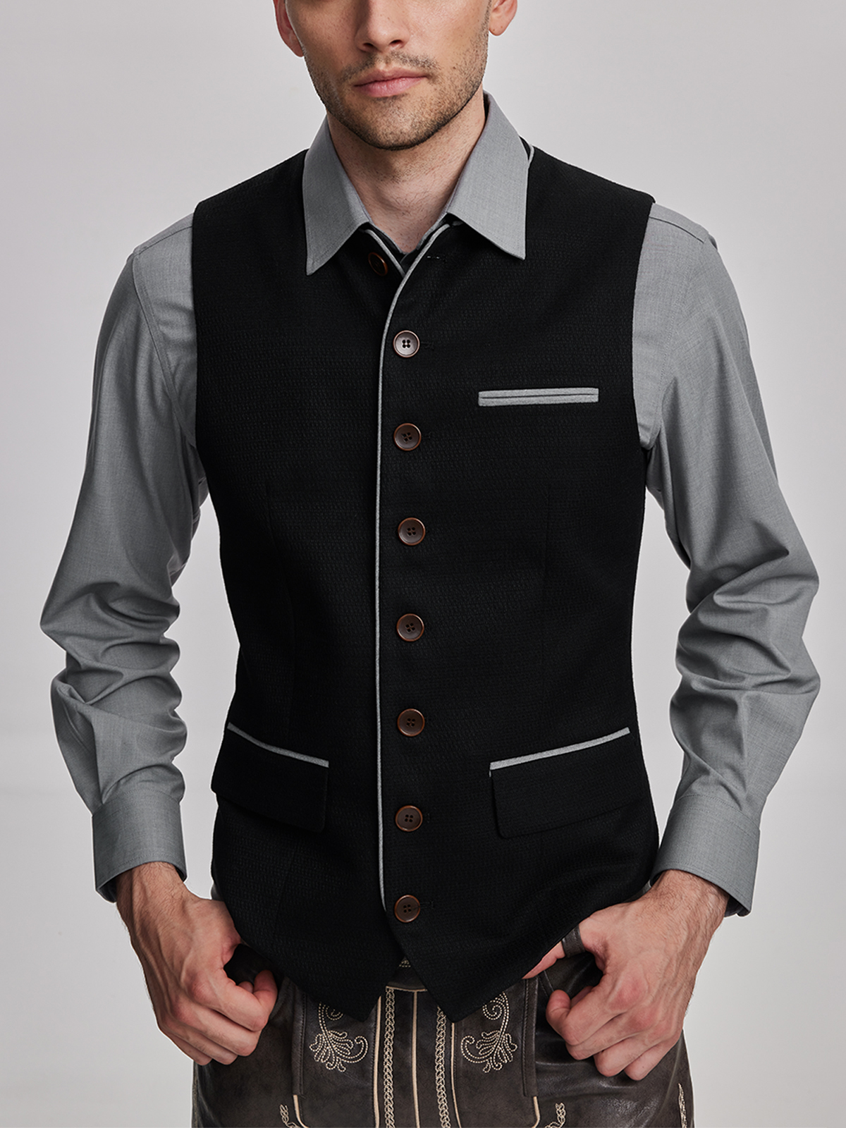 Schwarzes Dirndl mit Weste – stilvoll und elegant