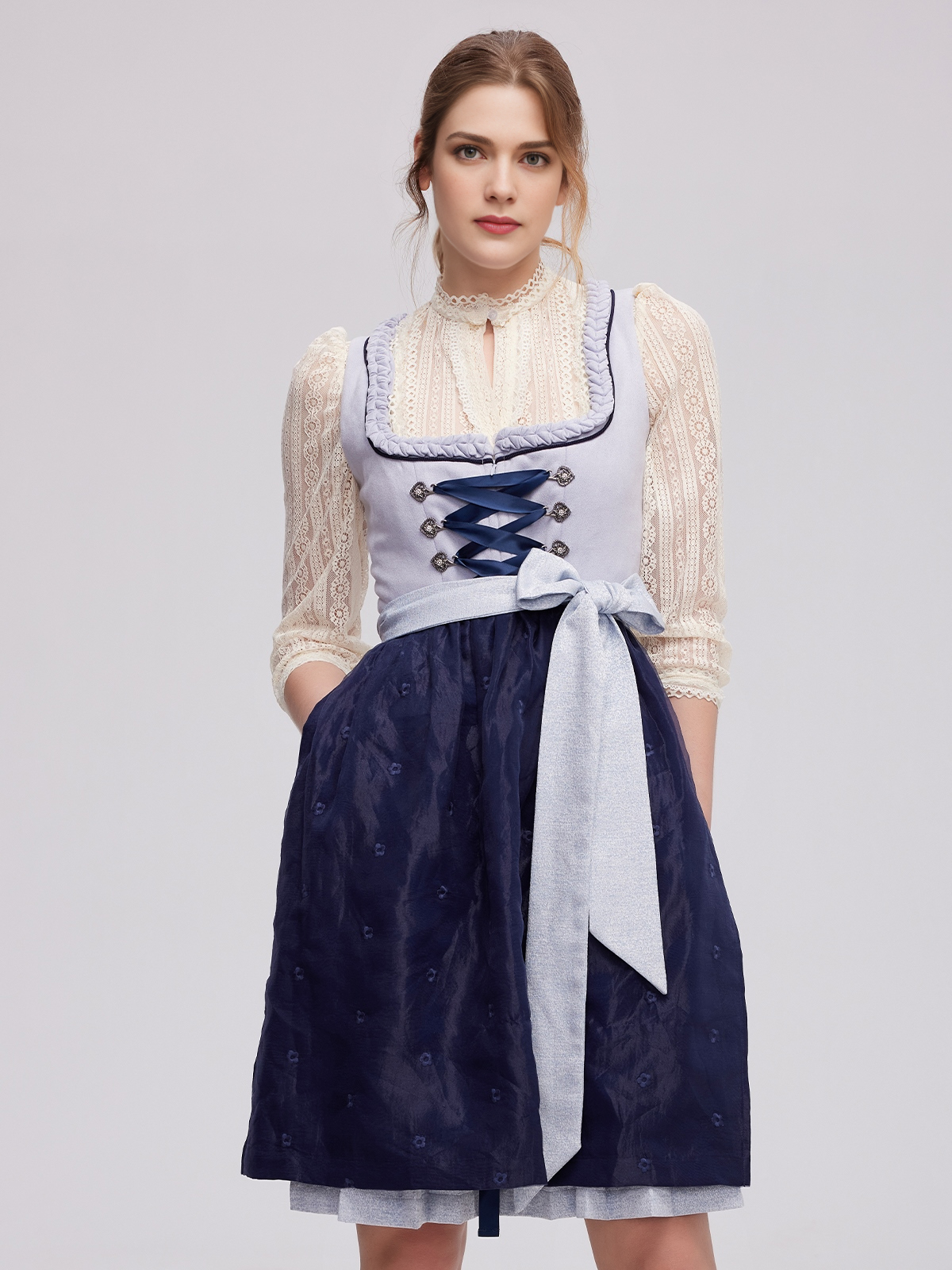 Modernes Dirndl in Blau mit eleganter Passform
