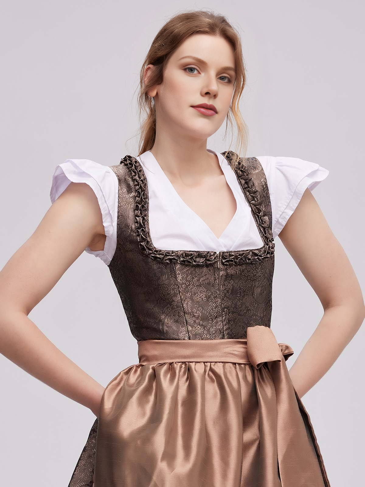 Modernes Dirndl in Braun