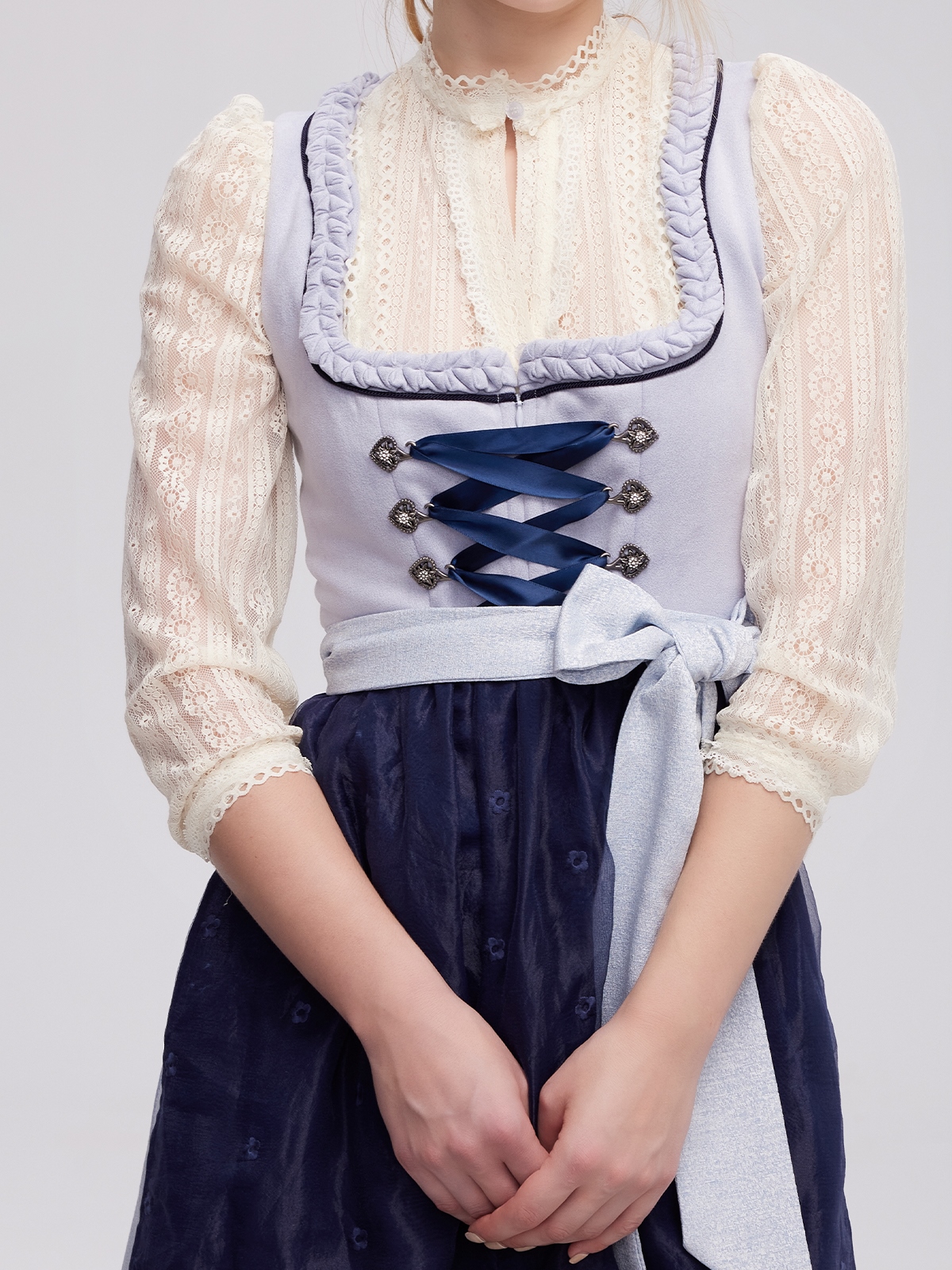 Hellblaues Dirndl mit floralen Details