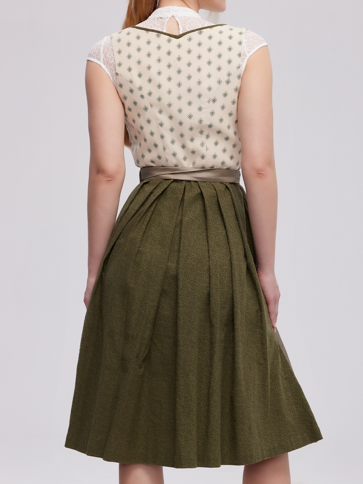 Moderne Dirndlbluse mit V-Ausschnitt und Langarm