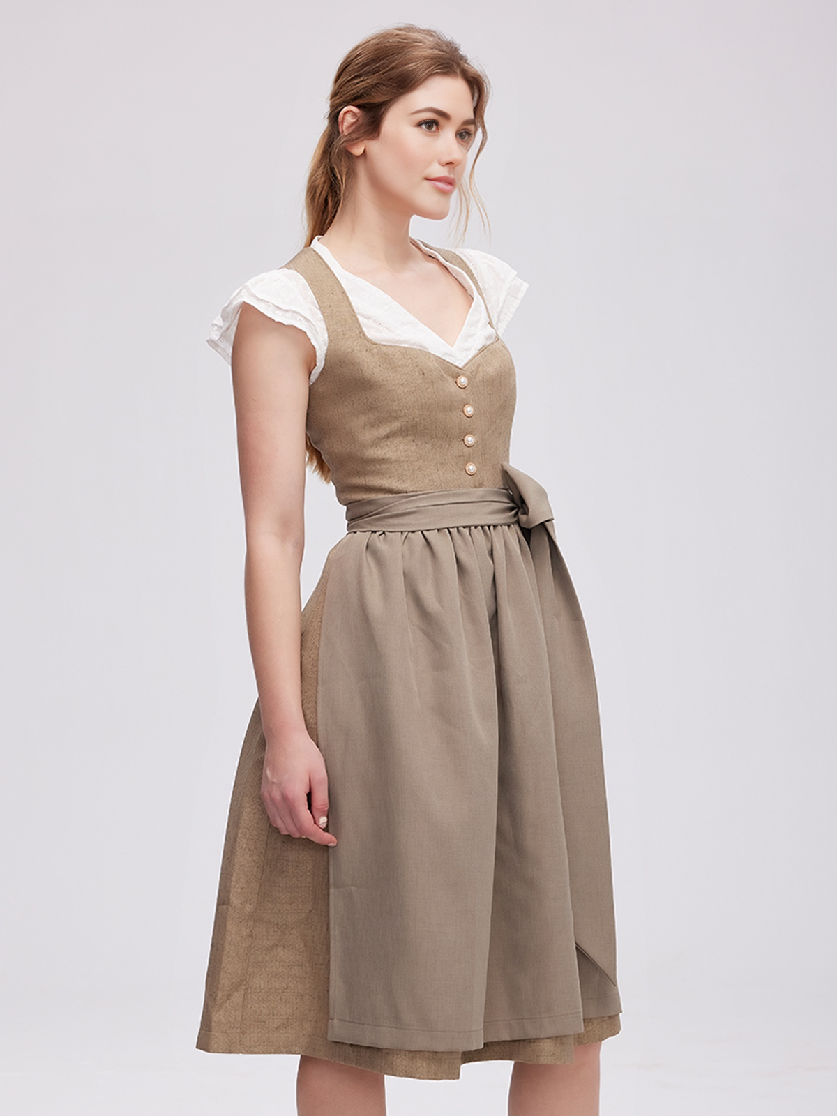 Dirndl in Grün mit floralen Details
