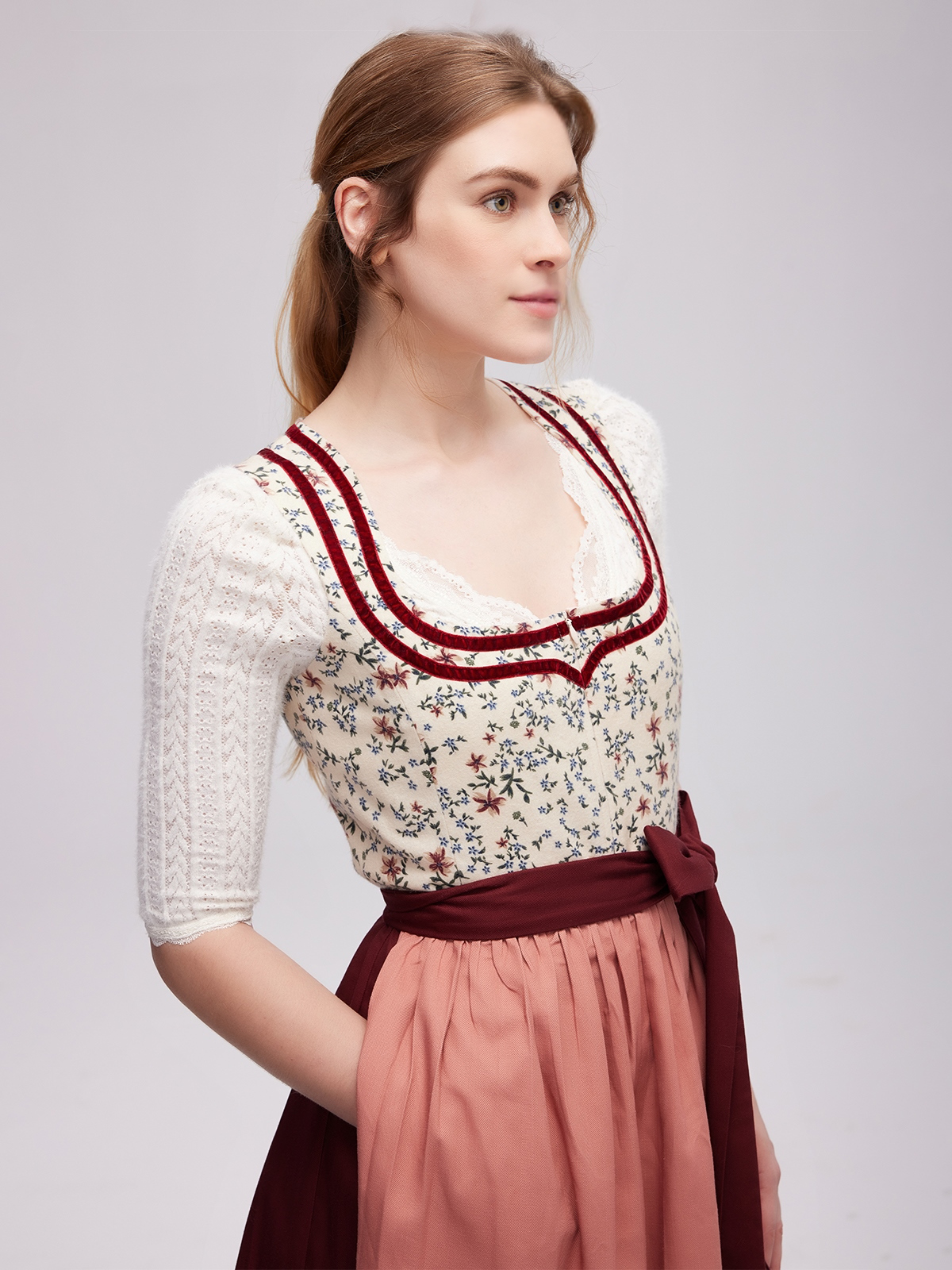 Elegantes rotes Samt Dirndl für festliche Anlässe