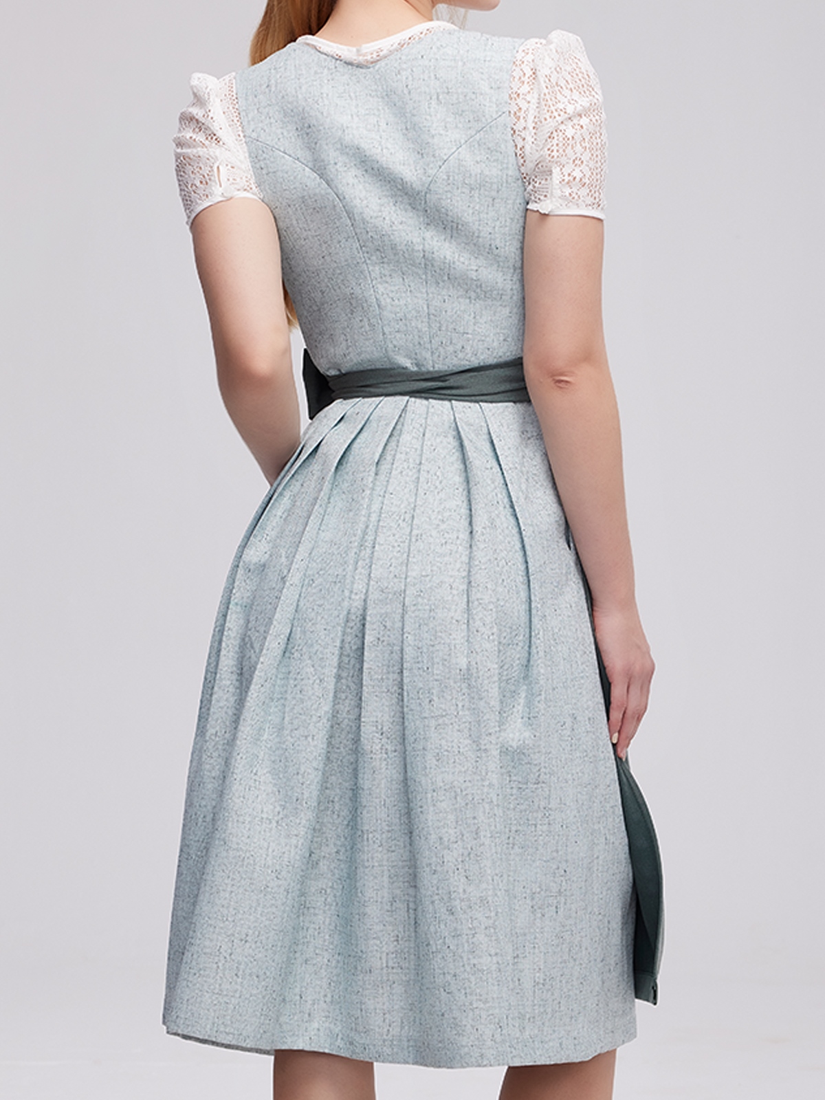 Grün pinkes Dirndl – Tradition trifft Moderne