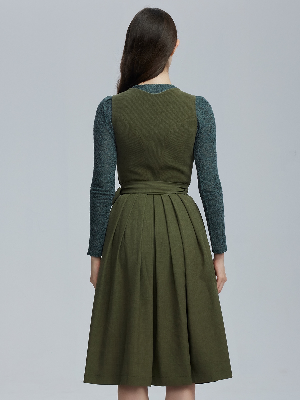 Modernes Dirndl in Grün – perfekt für Stadt und Fest
