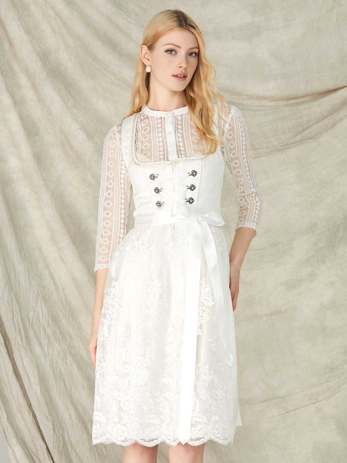 Modernes Dirndl in Weiß