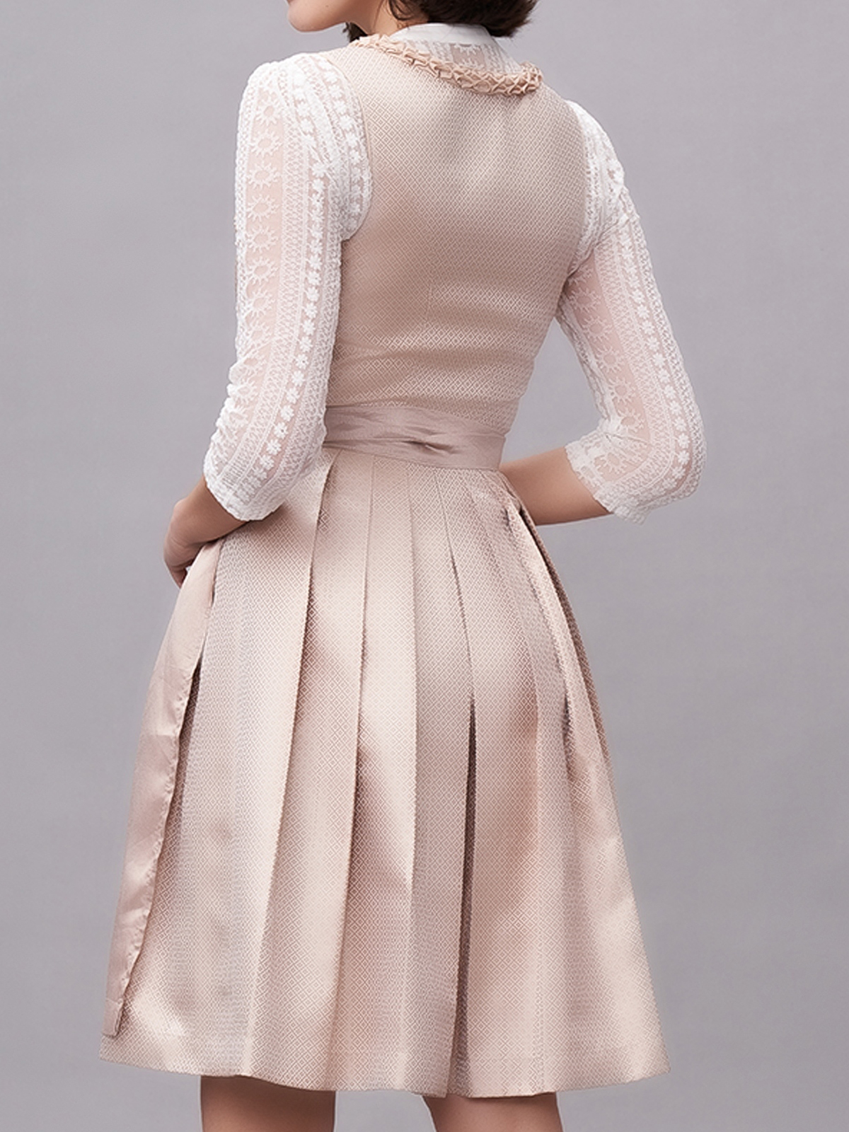 Modernes Dirndl in Beige