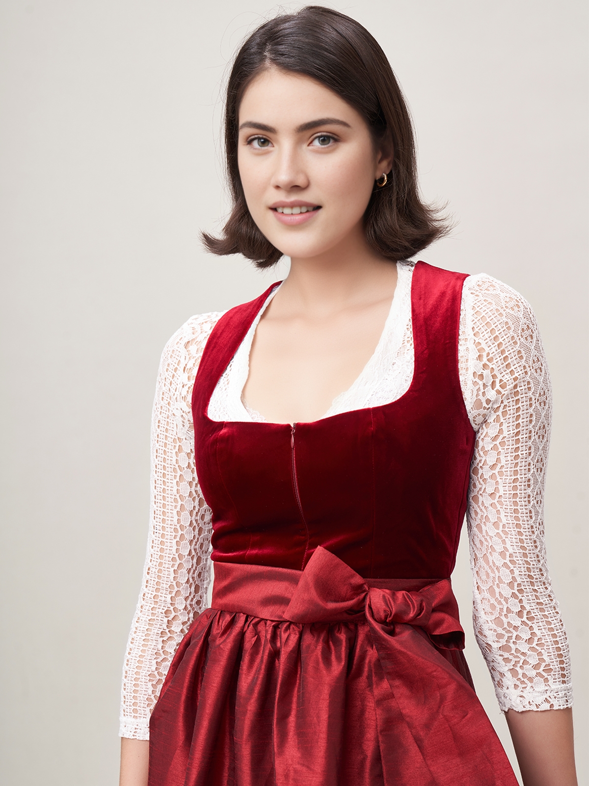 Elegante rote Langarm Dirndlbluse mit Spitzendetails