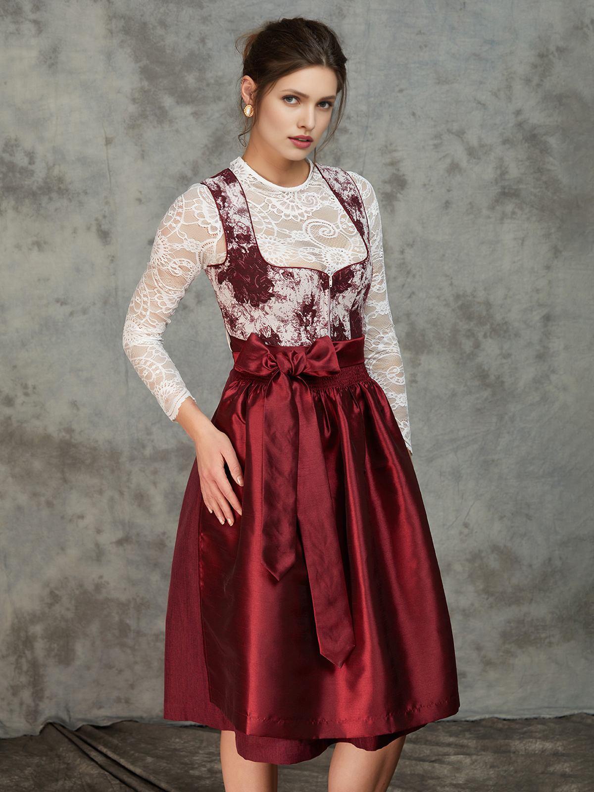 Dirndl Marineblau – Eleganz in Blau