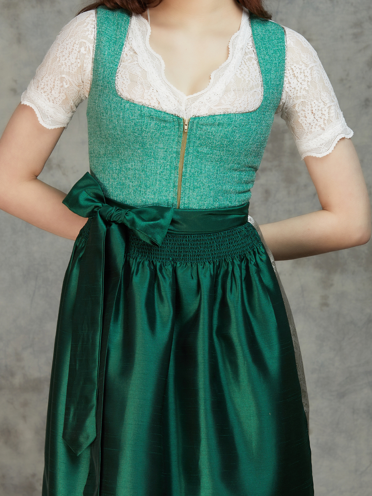 Schwarze Dirndl Bluse mit Spitzenbesatz