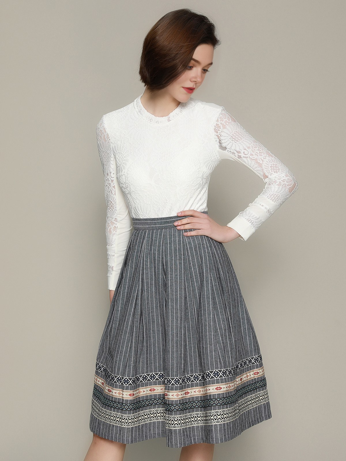 Modernes graues Dirndl mit schmaler Taille und raffiniertem Schnitt