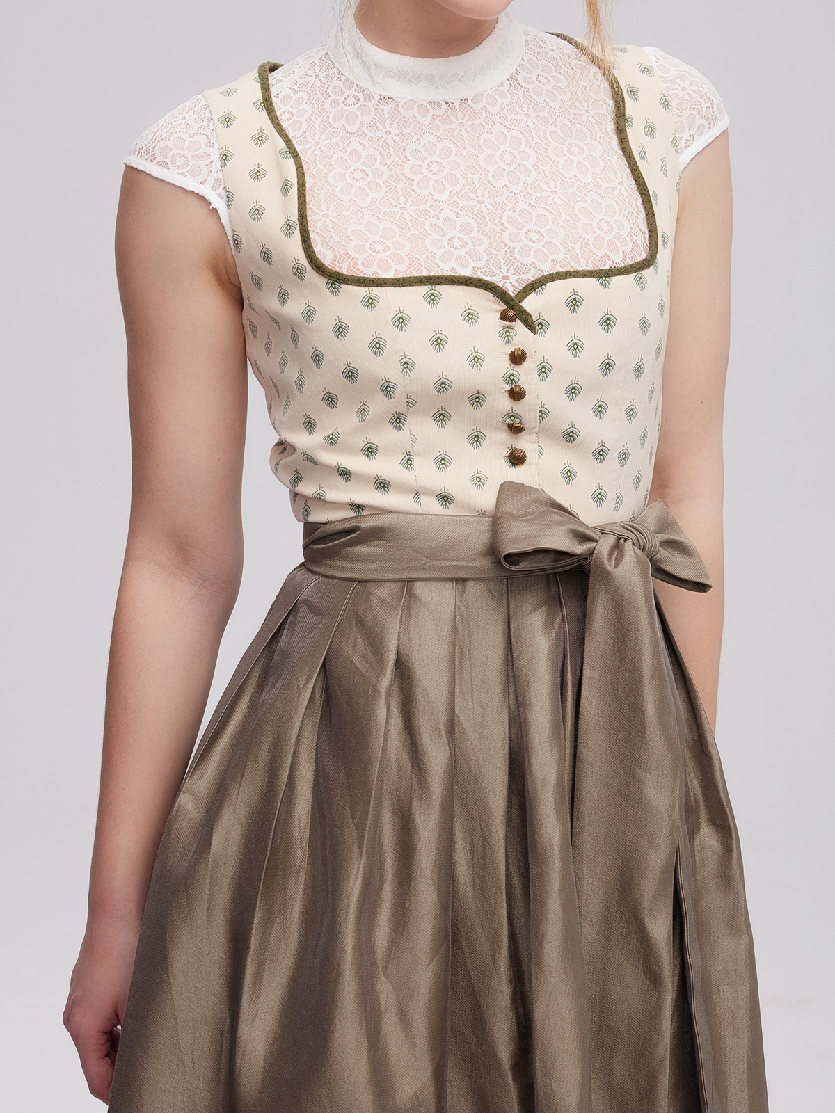 Dirndl in samtigem Blau mit harmonischer Frisur