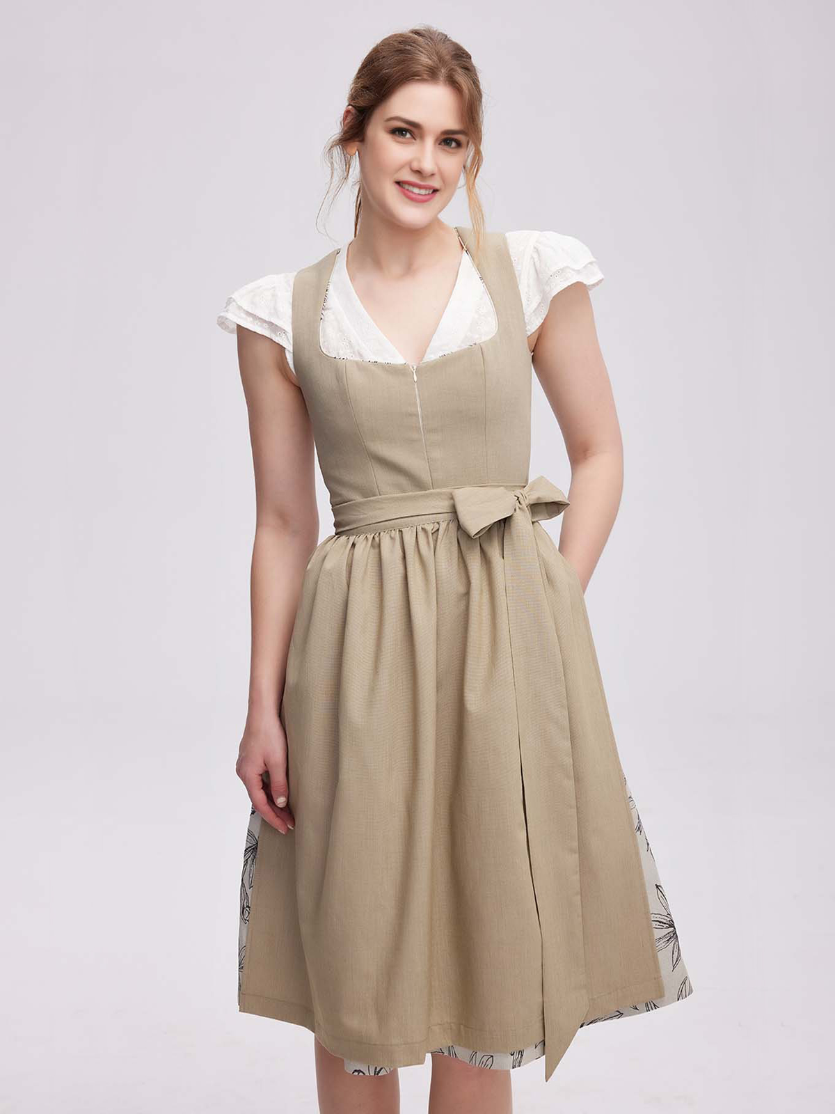 Modernes schwarzes Dirndl mit eleganter Passform