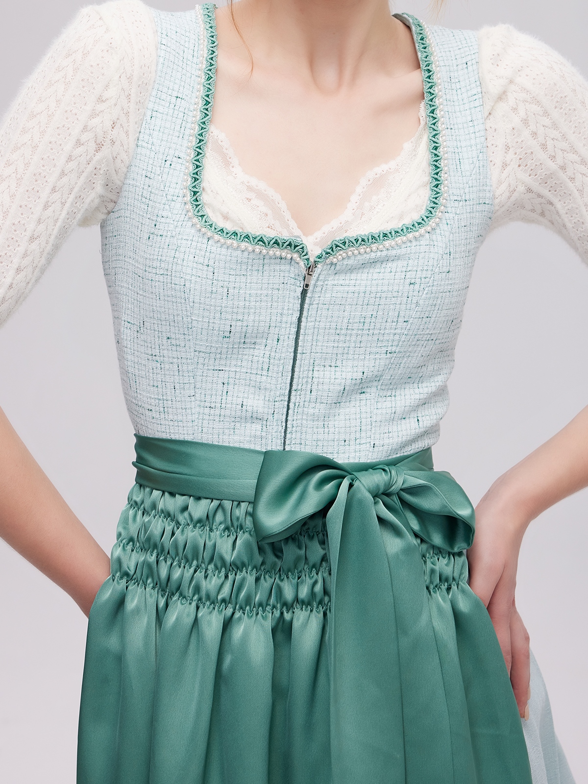 Dirndl in Grün mit traditionellem Schnitt