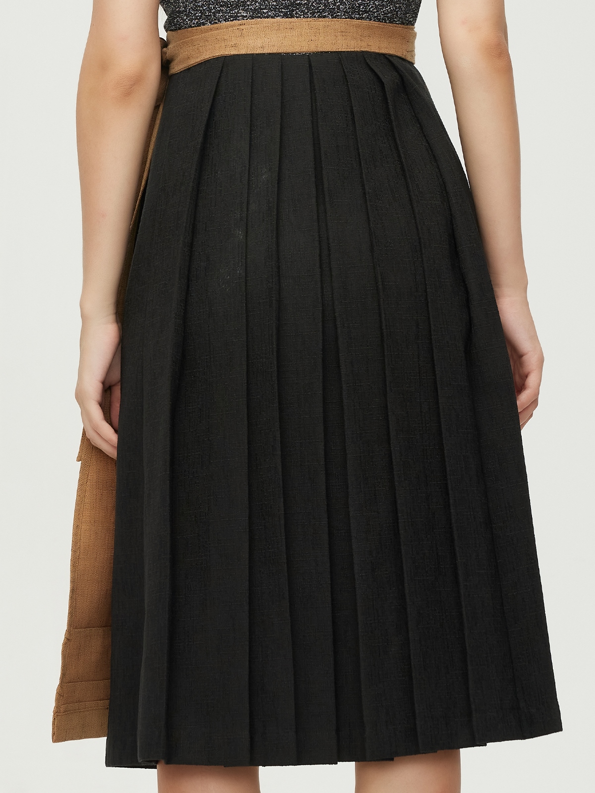 Modernes Dirndl in Schwarz mit schlanker Silhouette