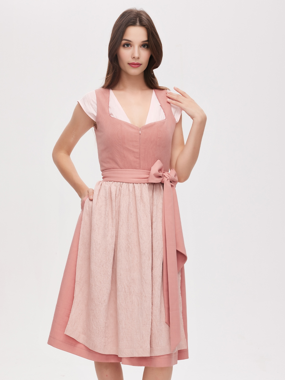 Modernes Dirndl mit Bänderrock in Rosa