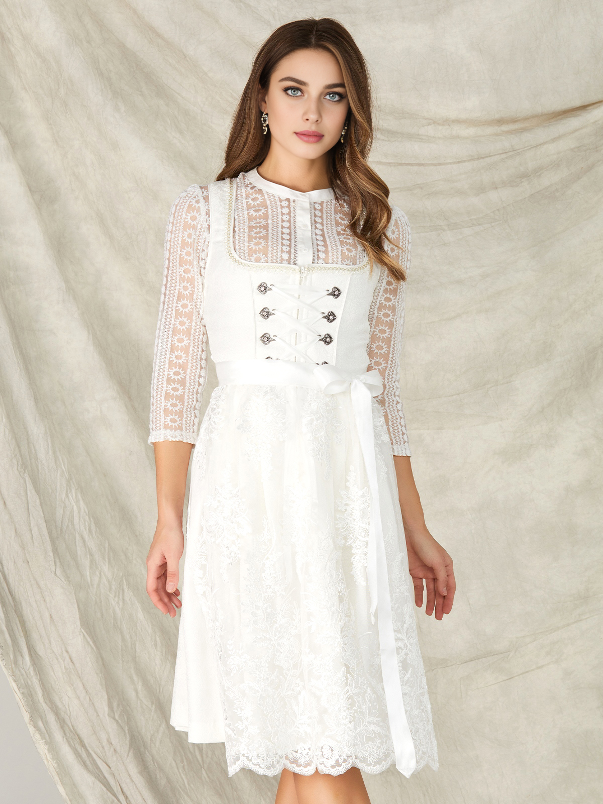 Elegantes hellgraues Dirndl mit traditionellen Details