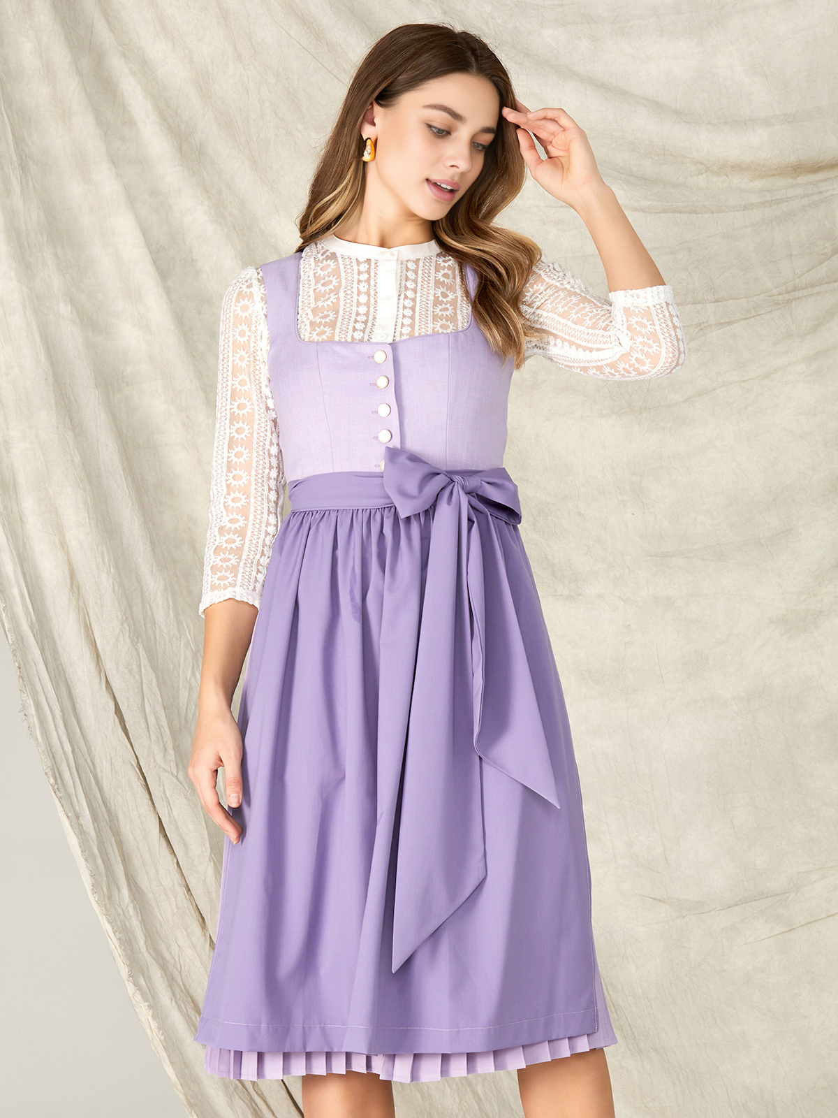 Dirndl Waldgrün in natürlicher Umgebung