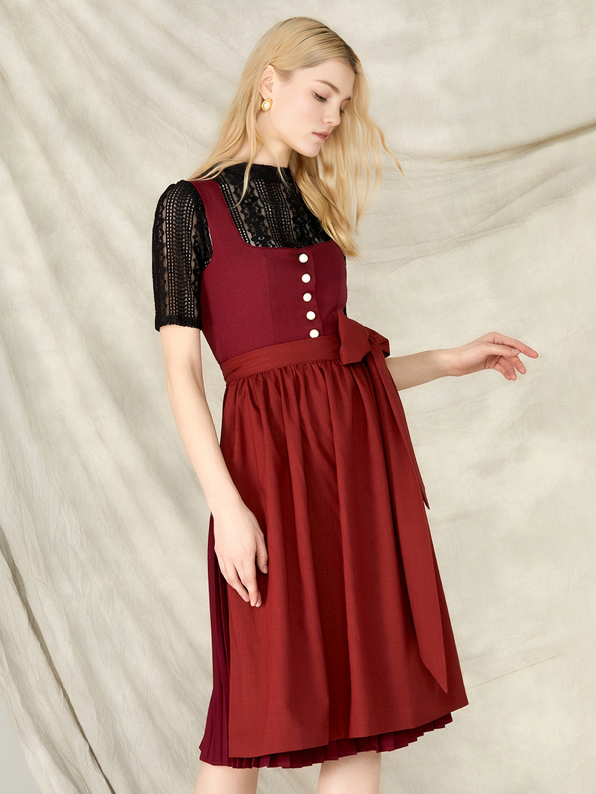 Dirndl in Rot – ähnliche Eleganz wie ein grünes hochgeschlossenes Modell
