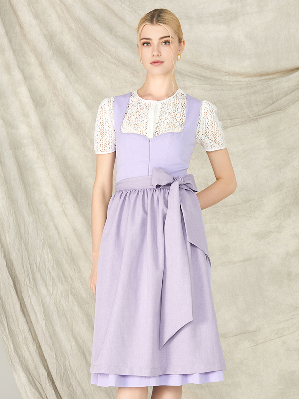 Hochgeschlossenes Dirndl in Lila