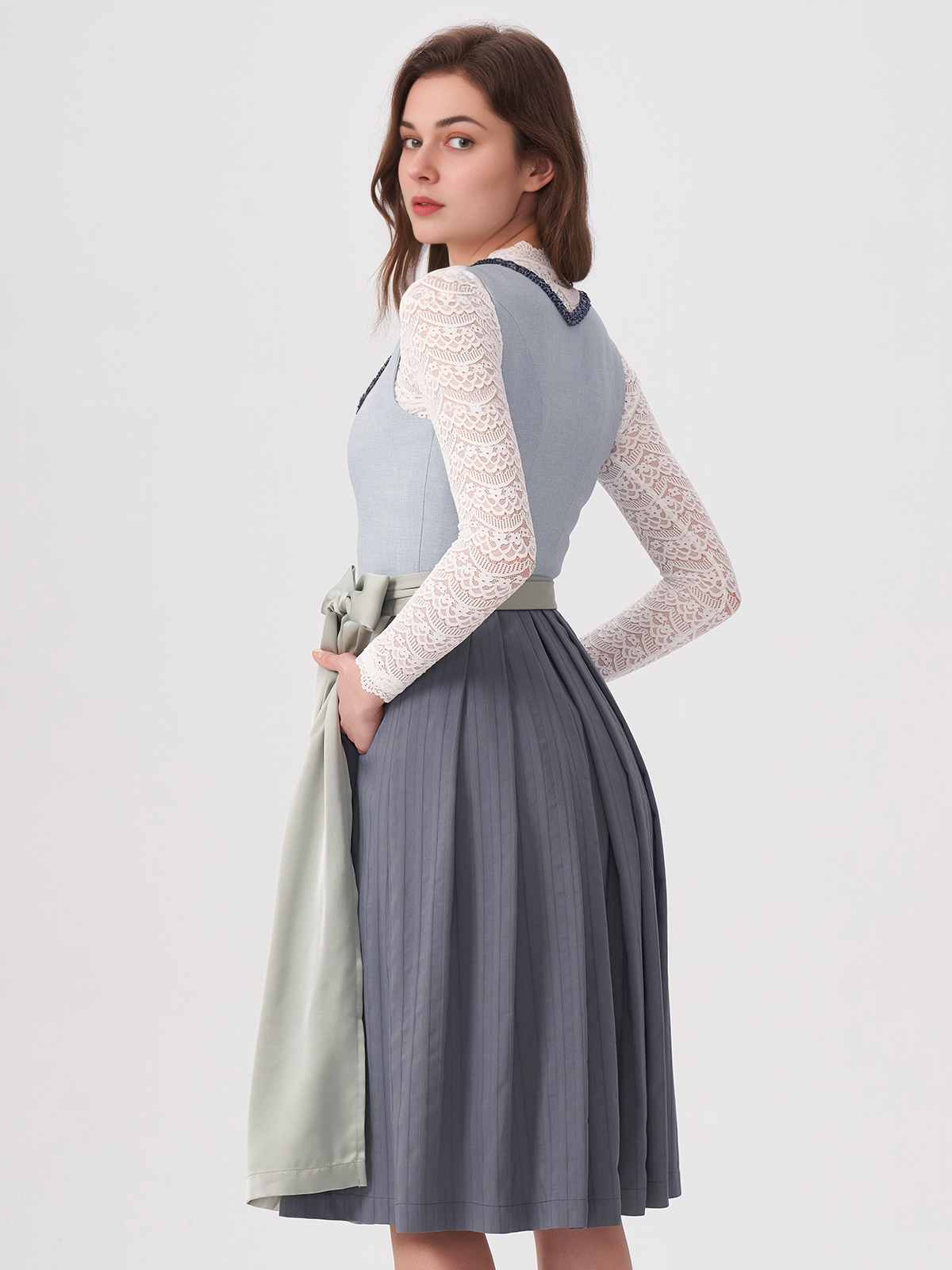 Dirndl Braun Samt in eleganter Umgebung