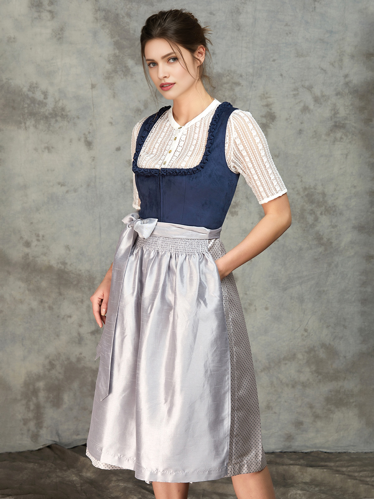 Dirndl Bluse in Blau mit rotem Akzent