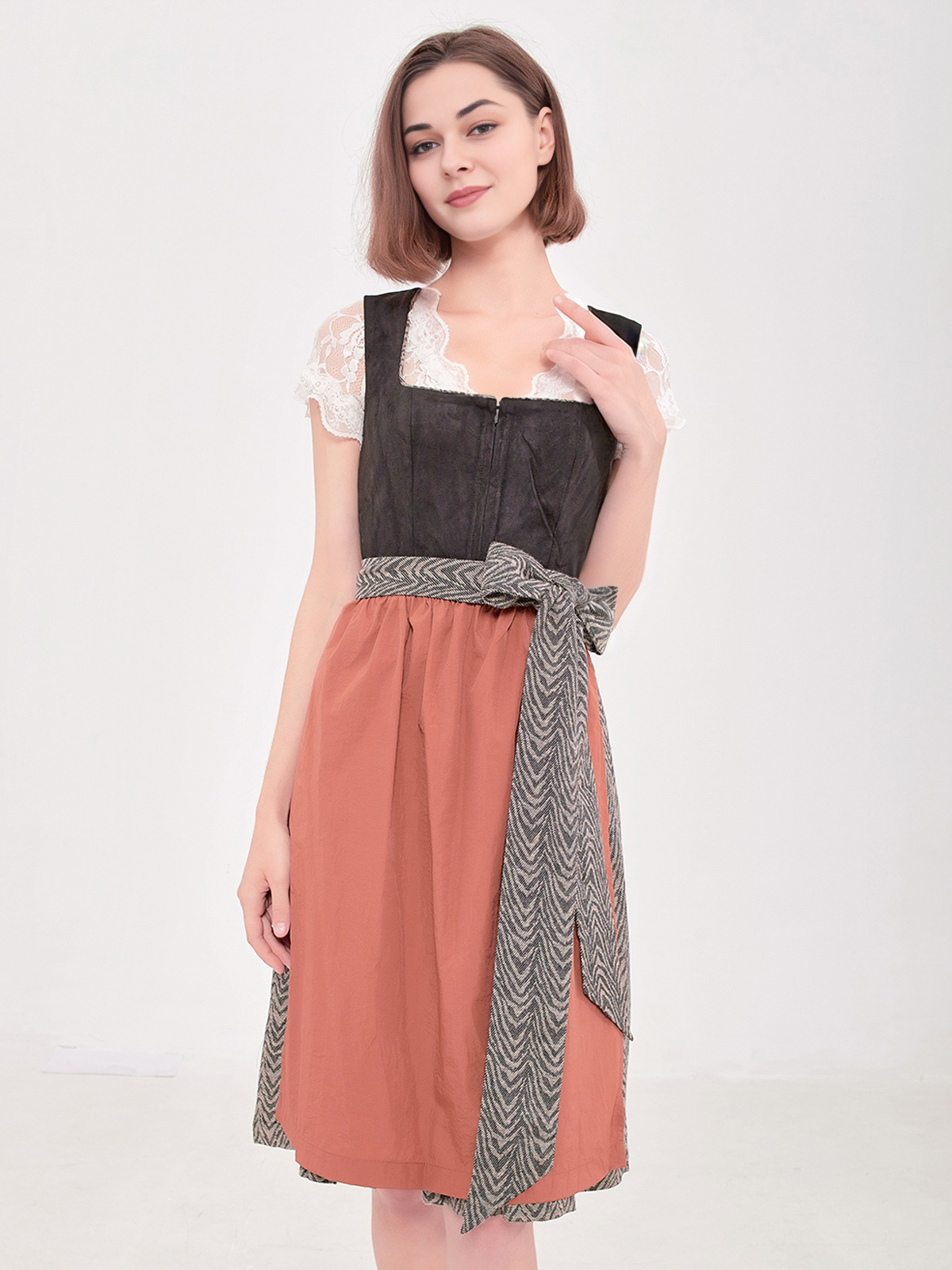 Dirndl mit orangefarbener Schürze