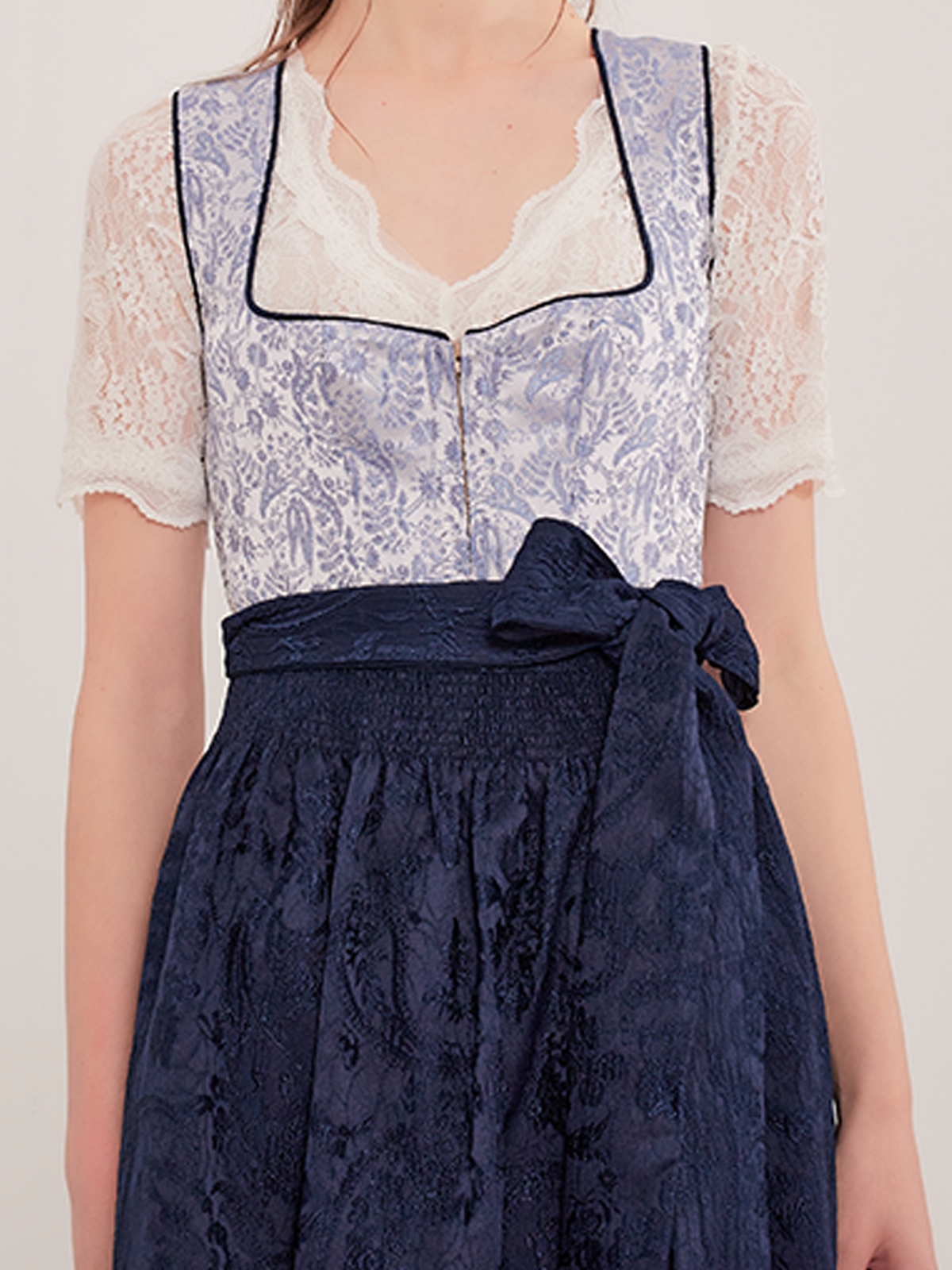Modernes blaues Dirndl mit raffiniertem Schnitt