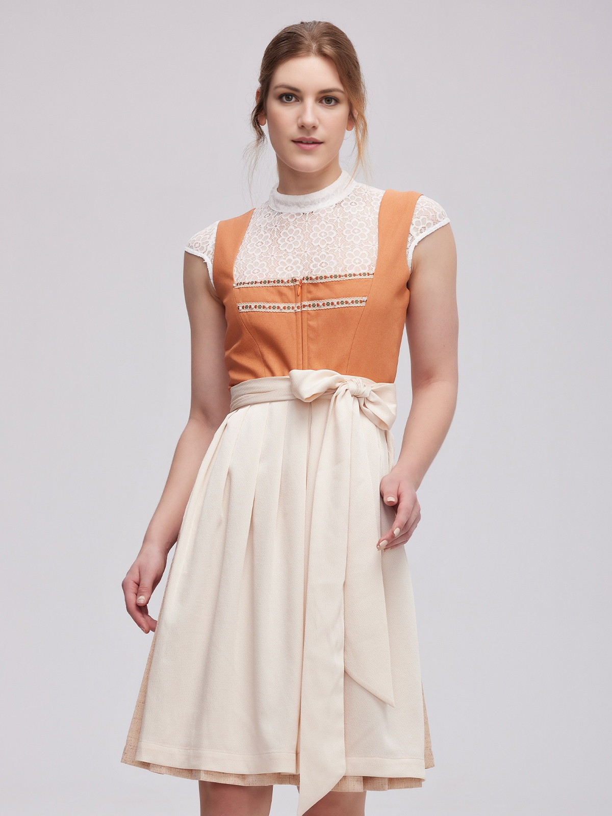 Modernes Dirndl in Orange – perfekt für den urbanen Style