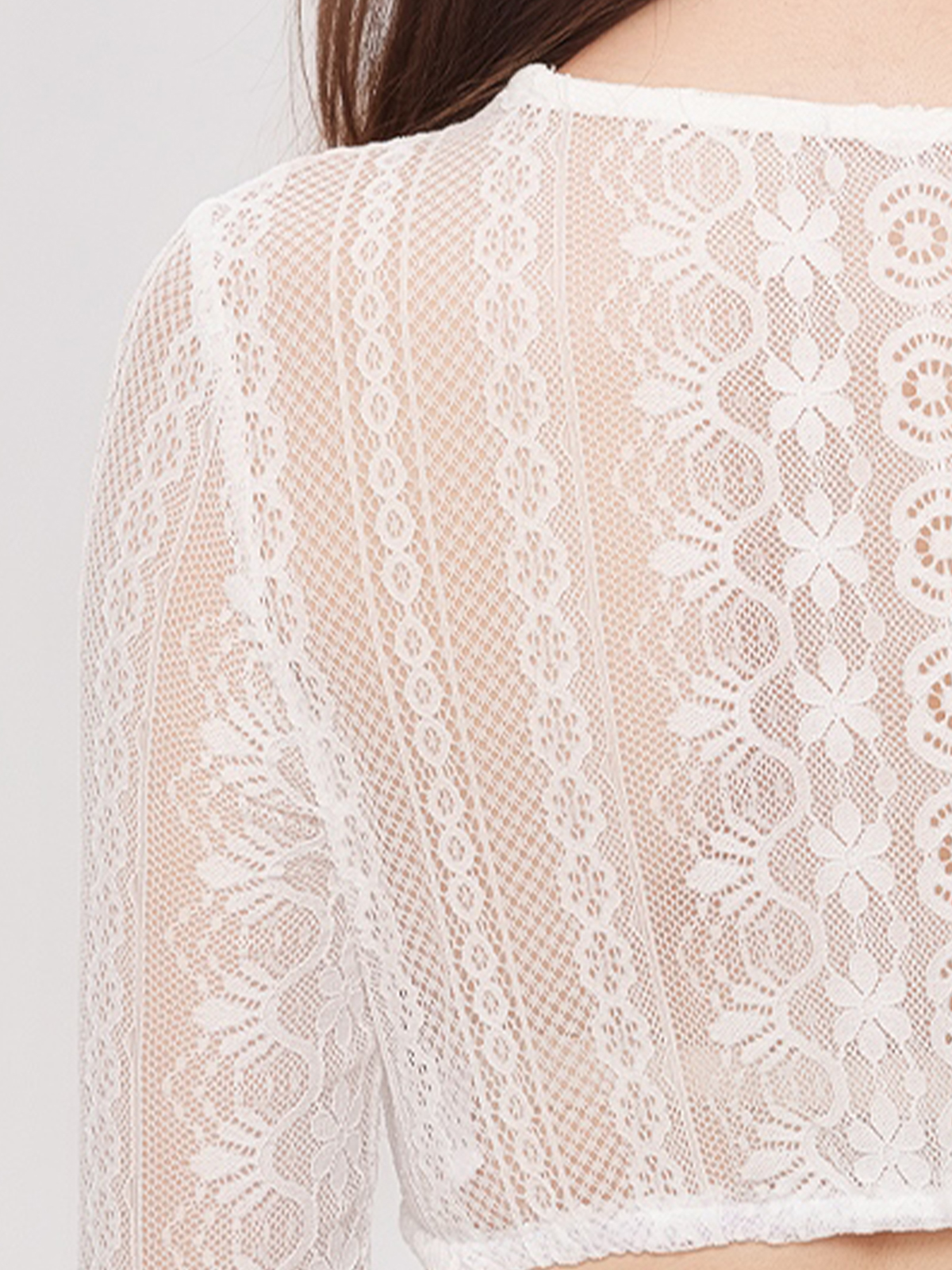 Modernes Dirndl mit weißer Bluse – zeitlos und stilvoll