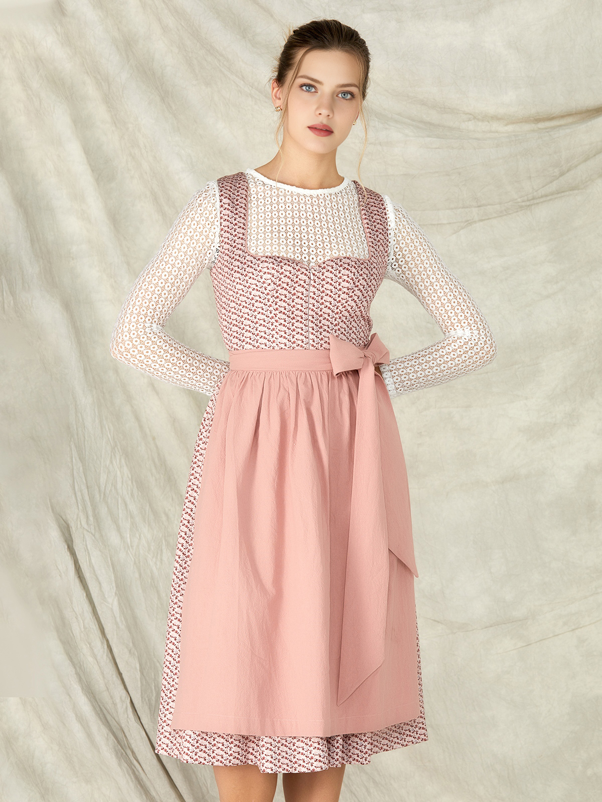 Moderne Dirndl in Rosa – perfekt für den urbanen Look