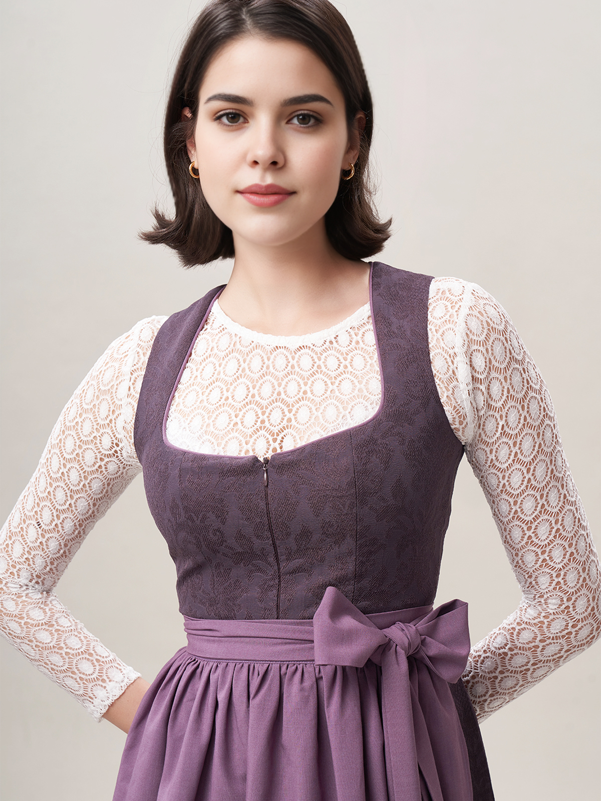 Ein modernes Dirndl in Lila mit floralen Details