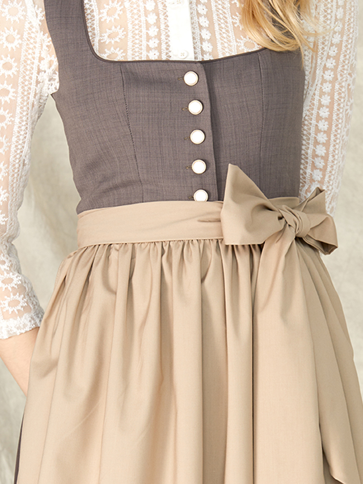 Ein graues Dirndl mit modernem Schnitt – perfekt für stilvolle Anlässe