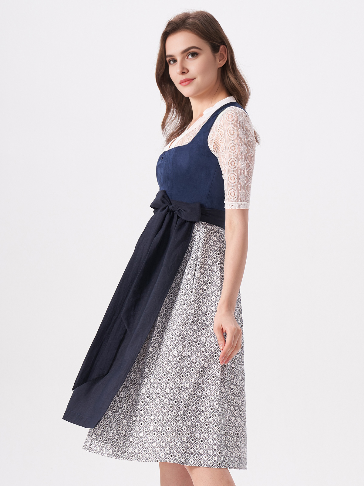 Dunkelblaue Dirndl mit floralen Details
