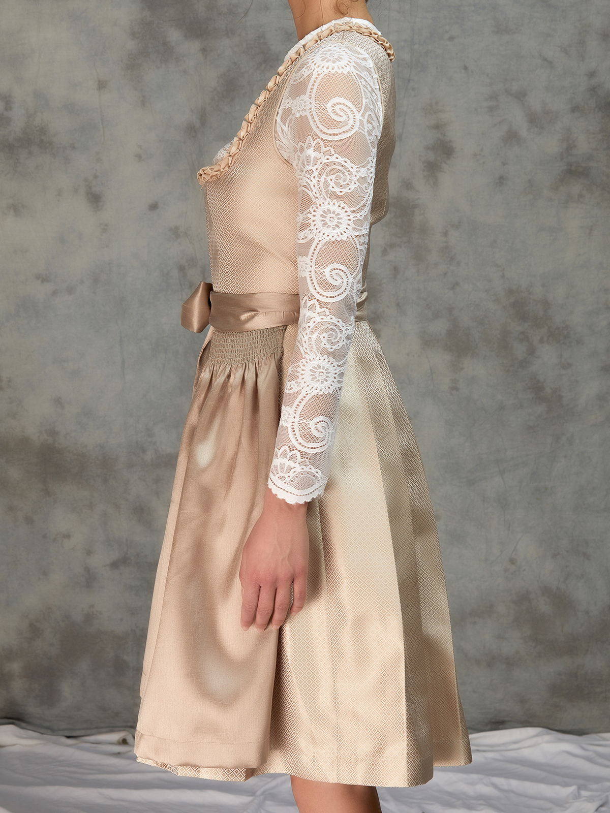 Modernes Beige-Dirndl von Ehreer