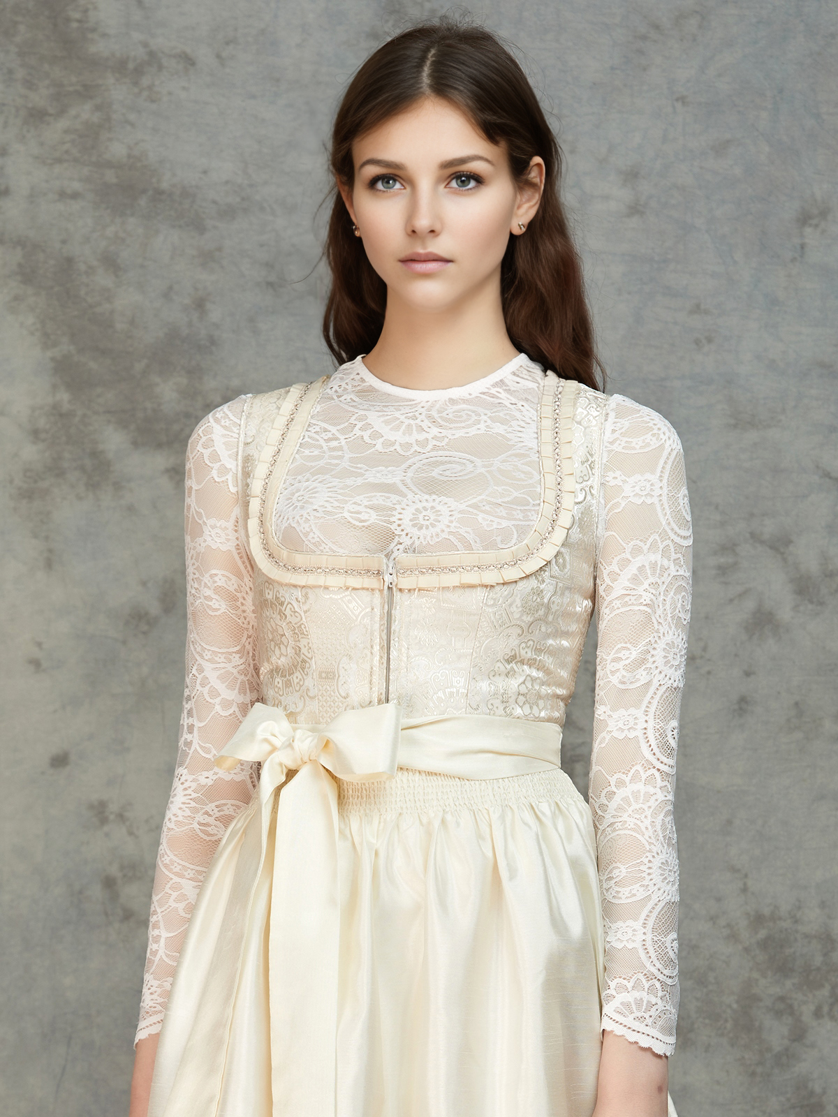 Modernes gelbes Dirndl mit frischem Stil