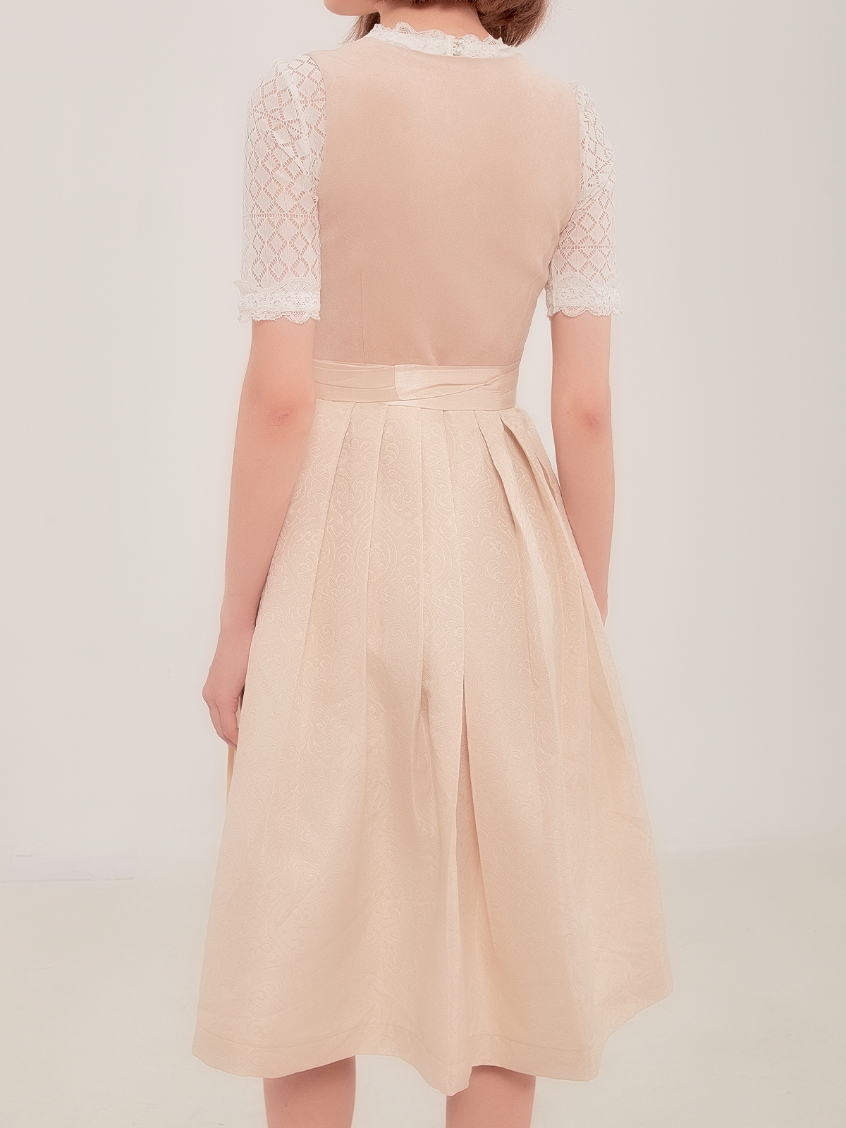 Beige Ehreer Dirndl – zeitlos und elegant