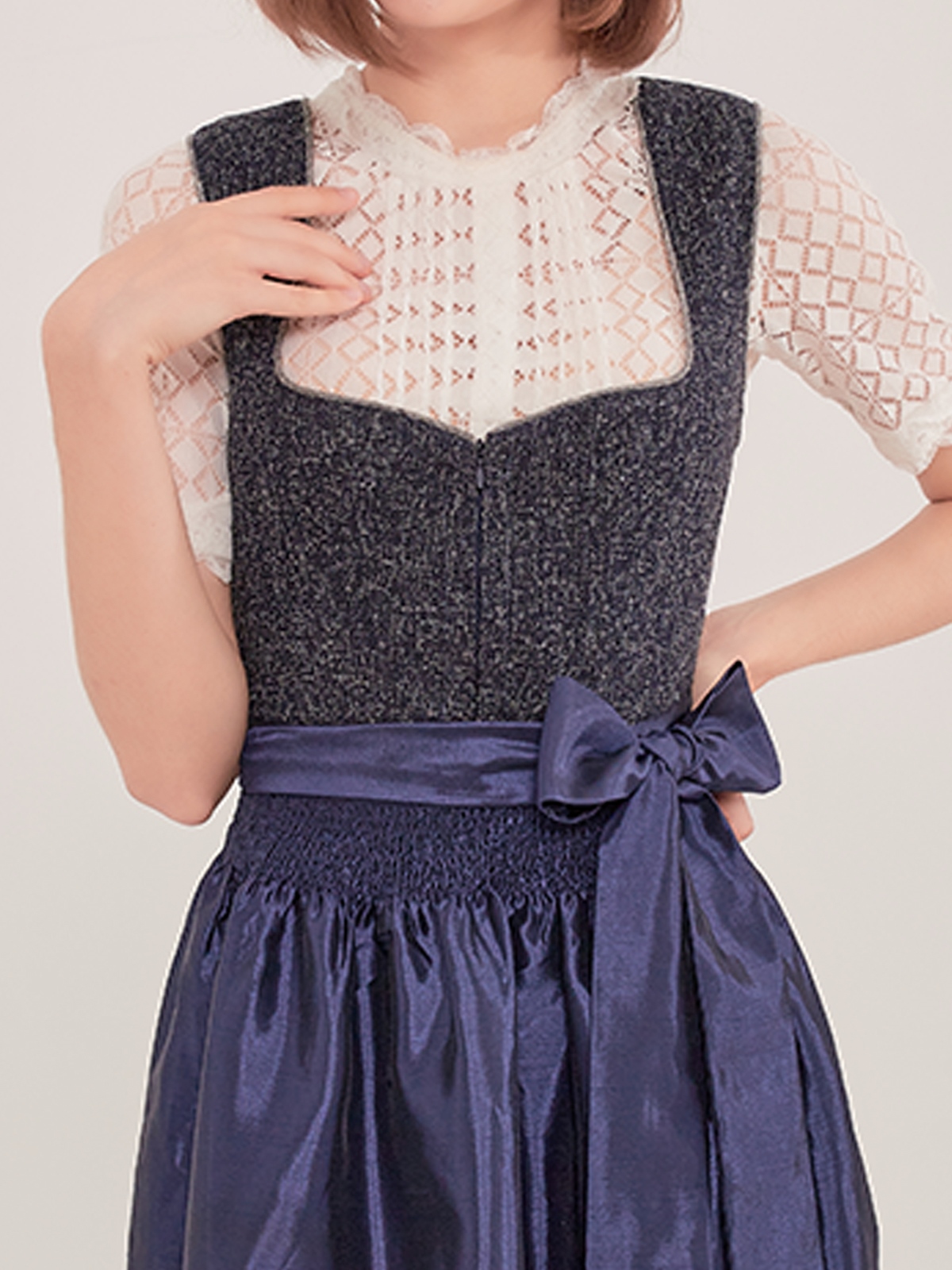 Blauer Trachtenrock mit traditionellem Muster