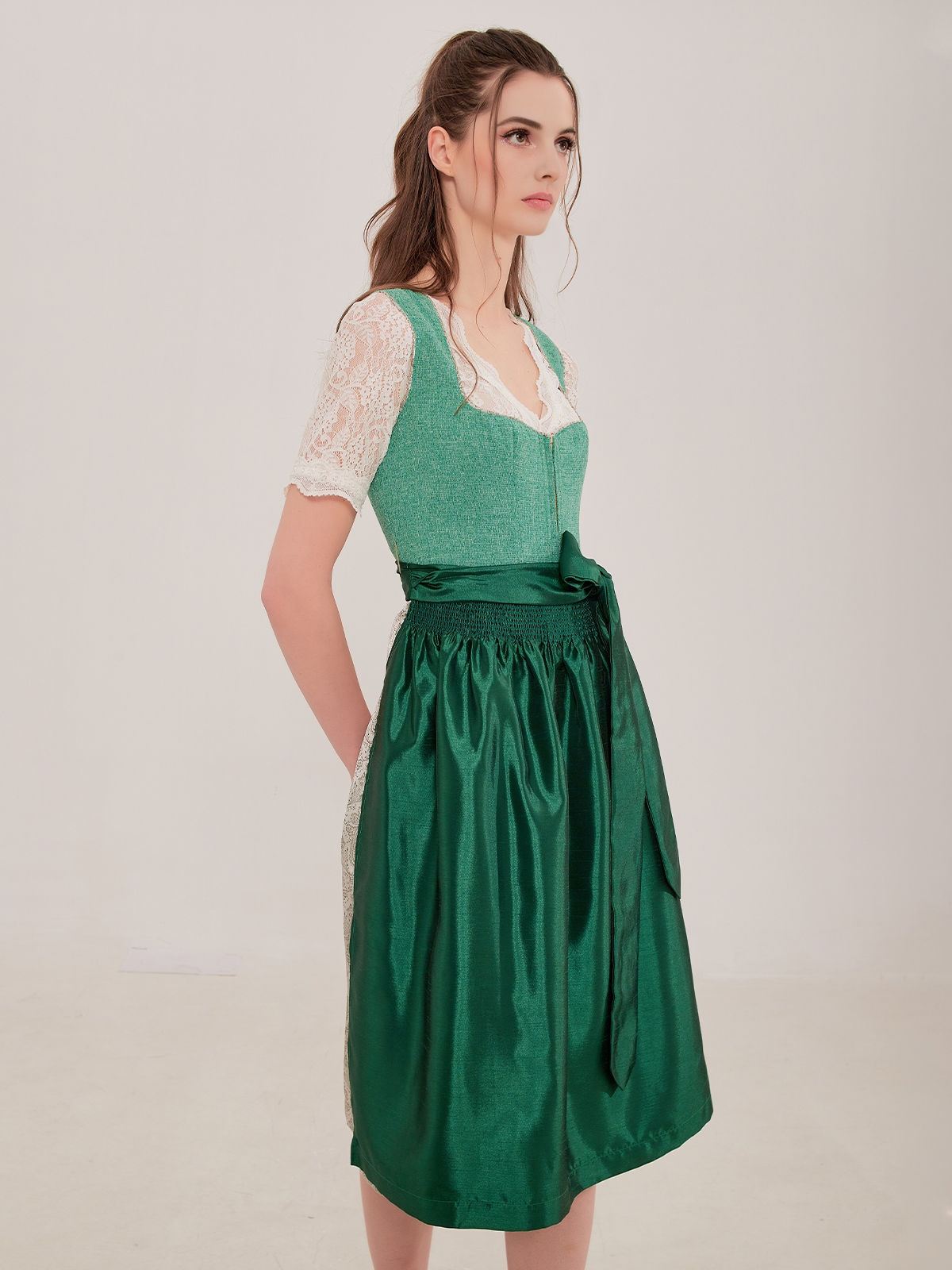 Modernes Dirndl in Blau – perfekt für den urbanen Look