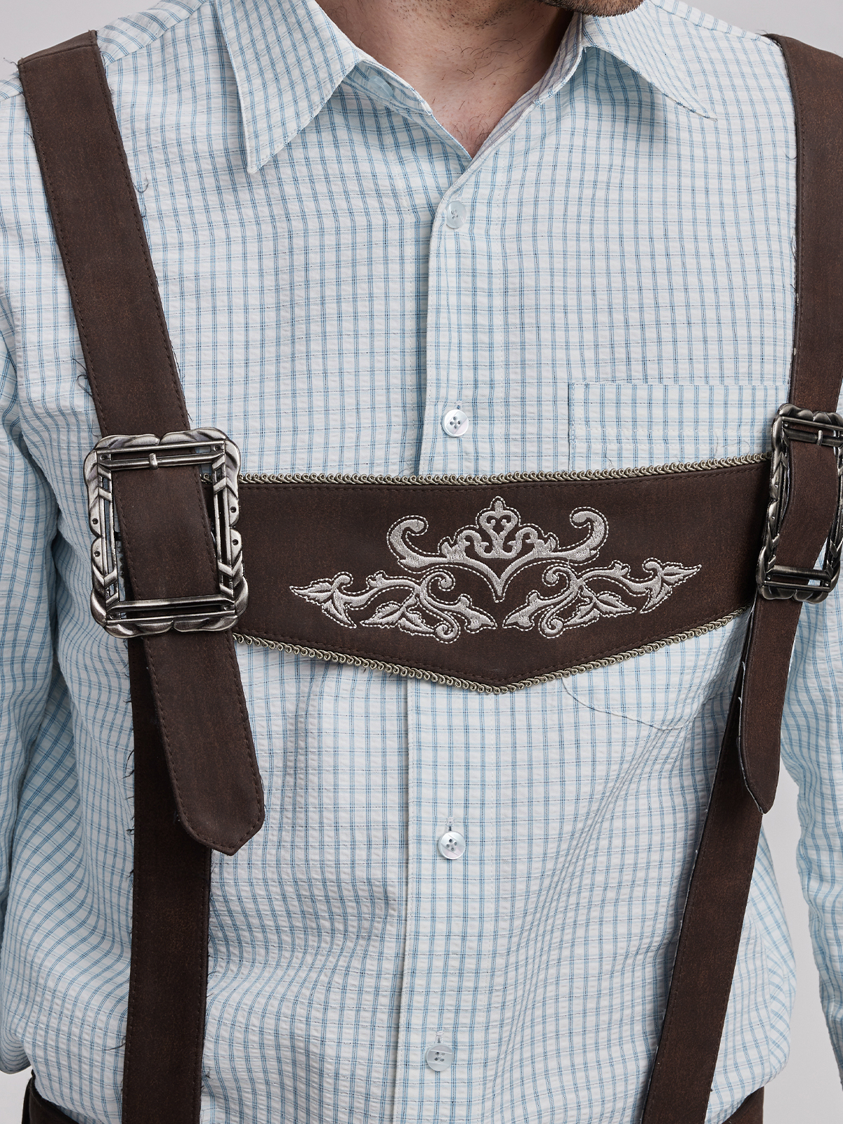 Moderne Dirndl-Kombination mit Lederhose