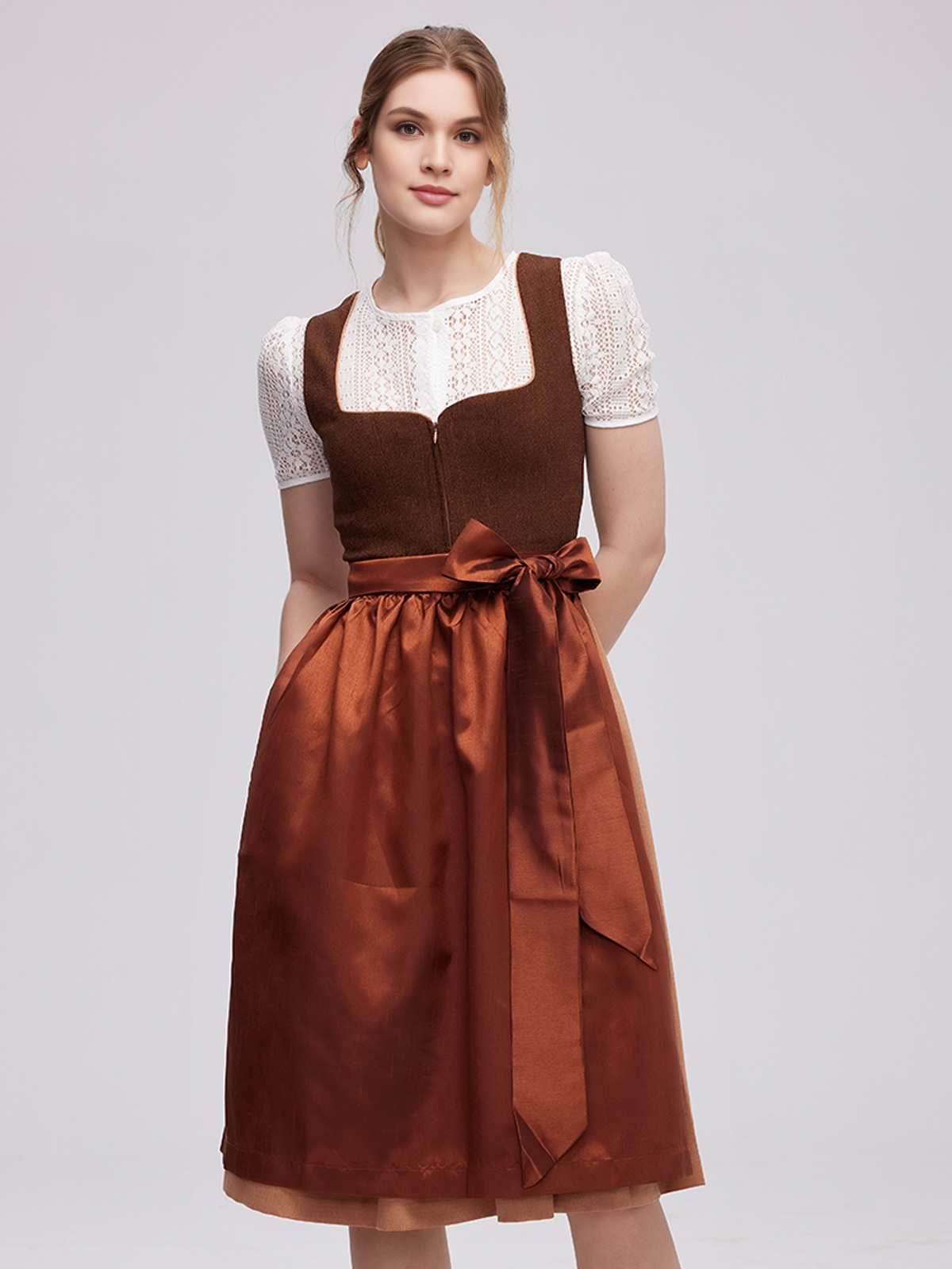 Dirndl in warmen Brauntönen mit modernem Schnitt