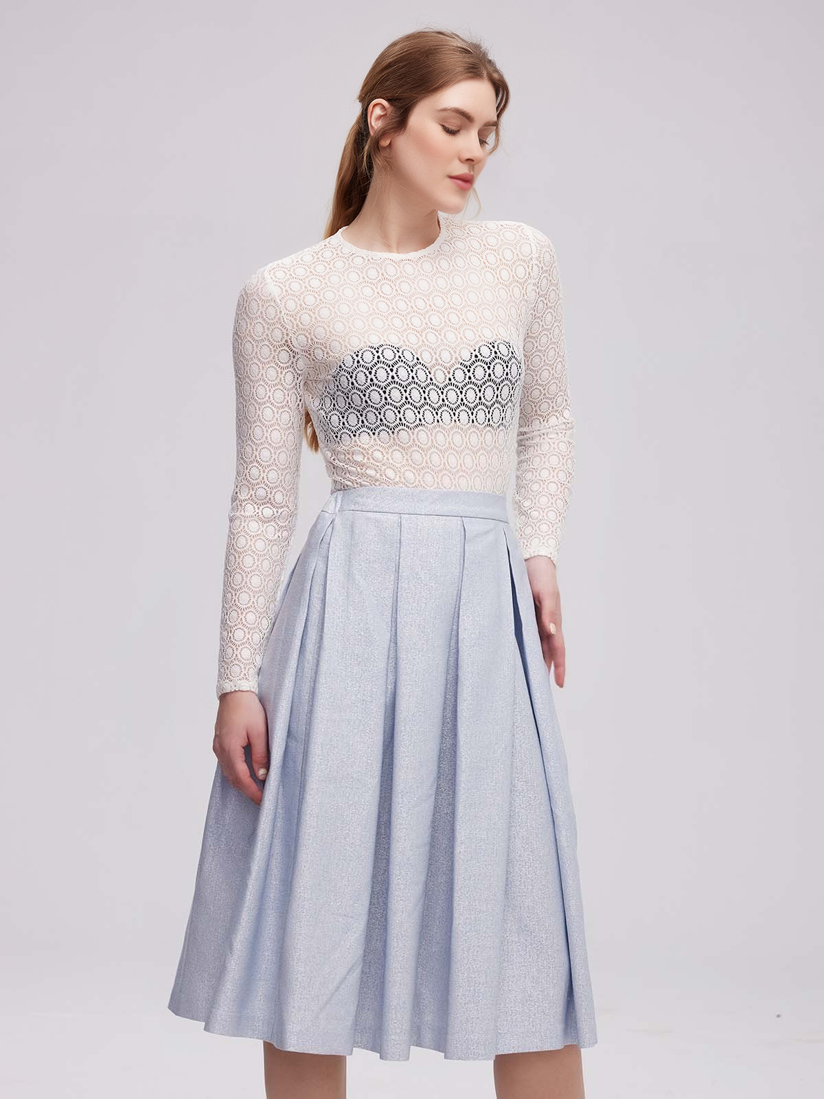 Dirndl mit Langarmbluse in Weiß