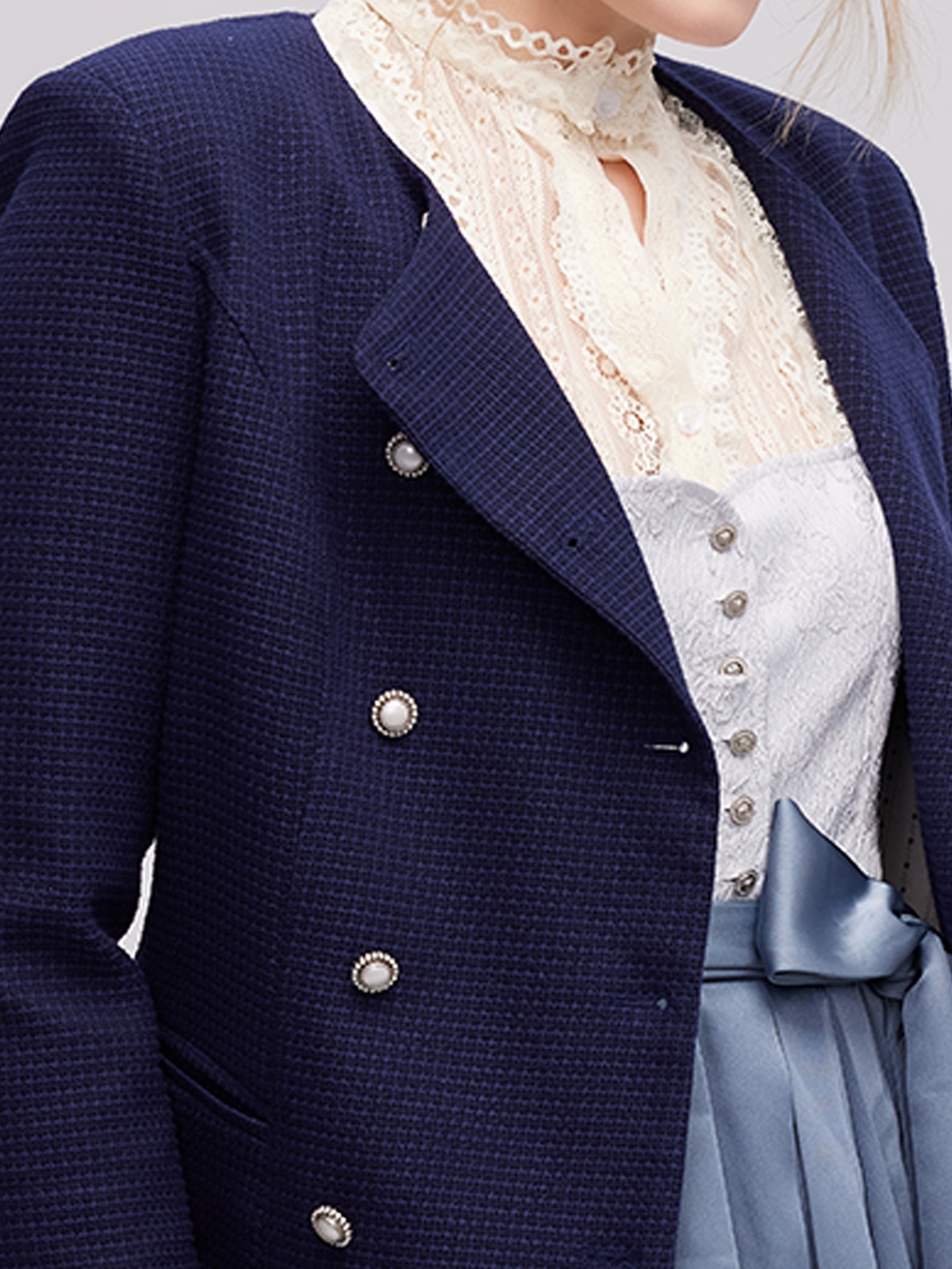 Dirndl mit Langarmbluse in Blau