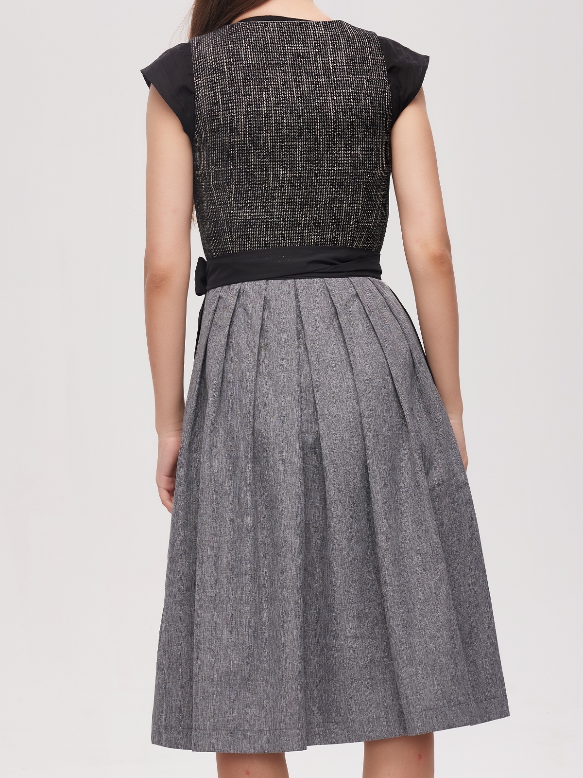 Moderne Dirndlbluse in Schwarz – elegant und vielseitig