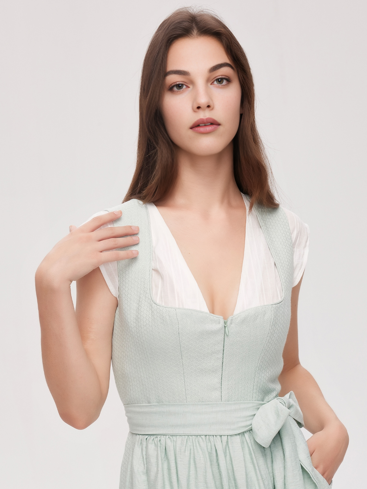 Ein elegantes graues Dirndl mit modernen Akzenten