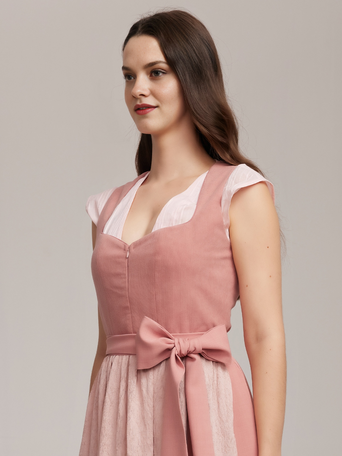 Modernes Dirndl in Rosa – feminin und stilvoll